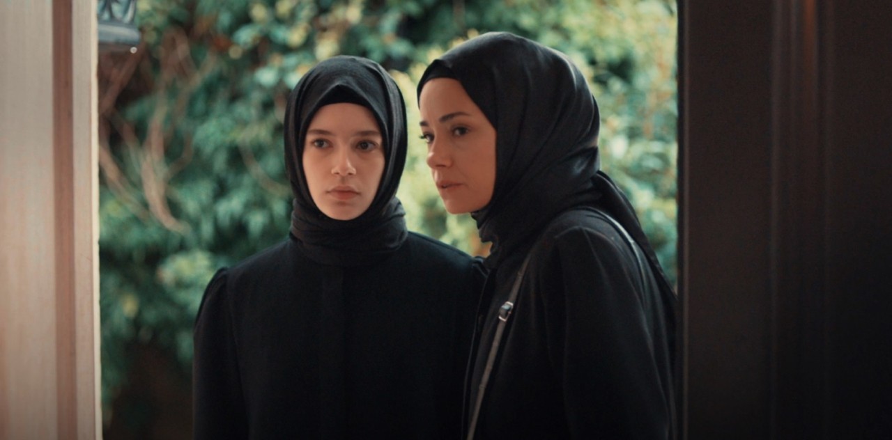 Özgü Namal ekranlara döndü