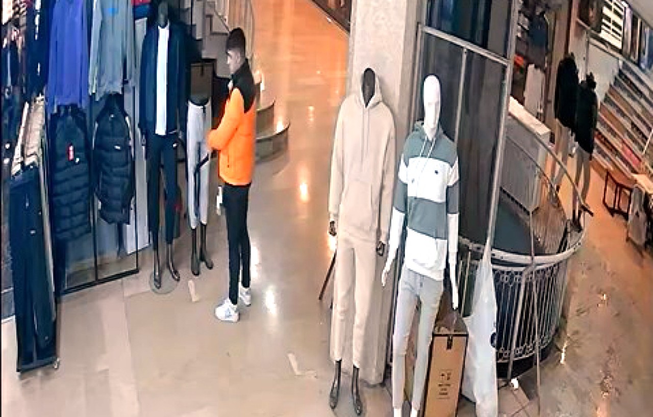 Denediği montu askısıyla çaldı