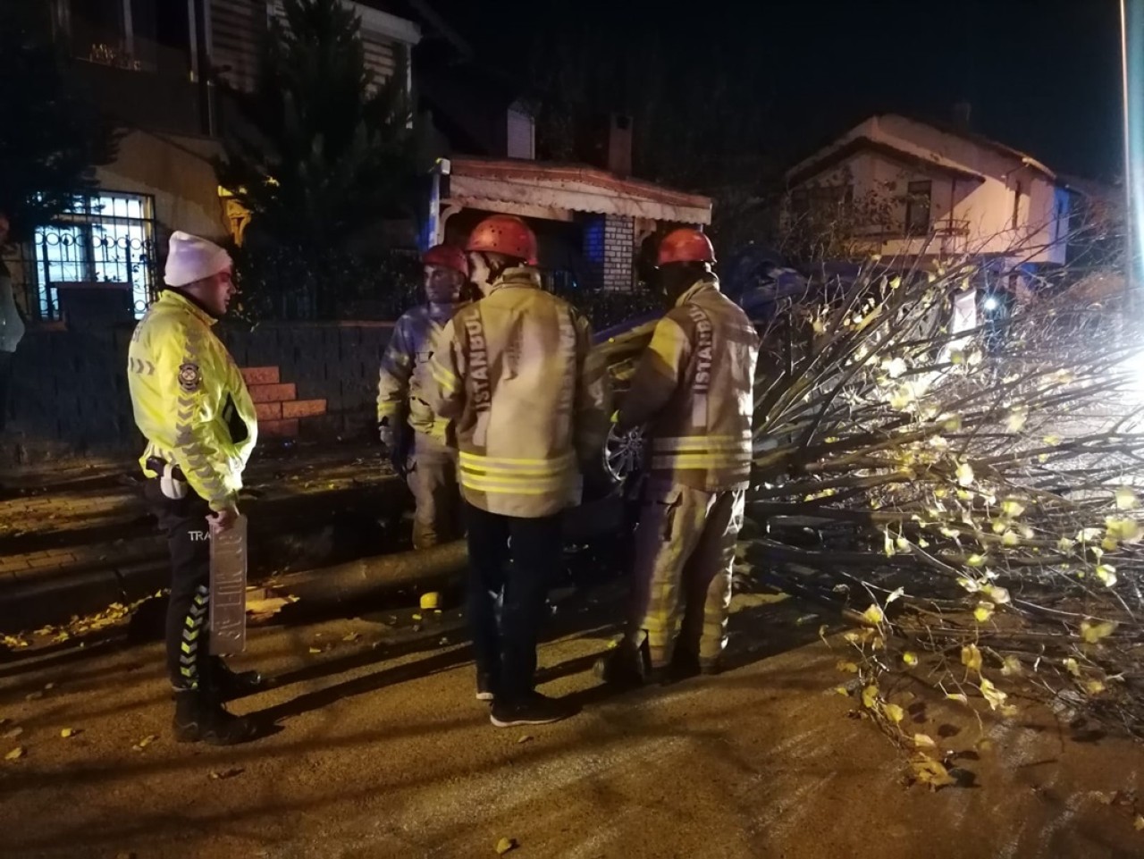 Duvara çarptı takla attı