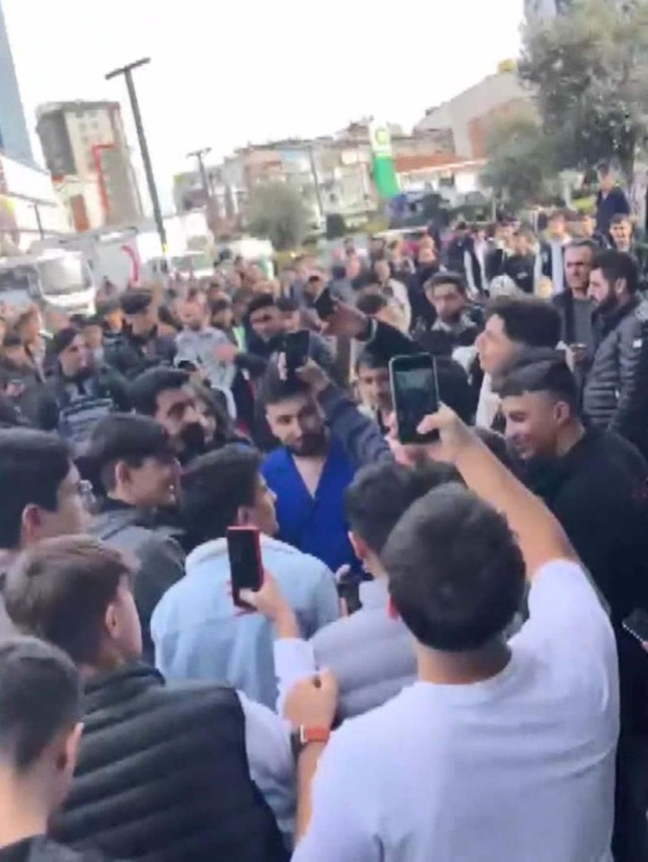 Hayranlar birbirine girdi