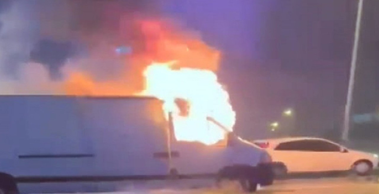 Seyir halindeki minibüs alev alev yandı