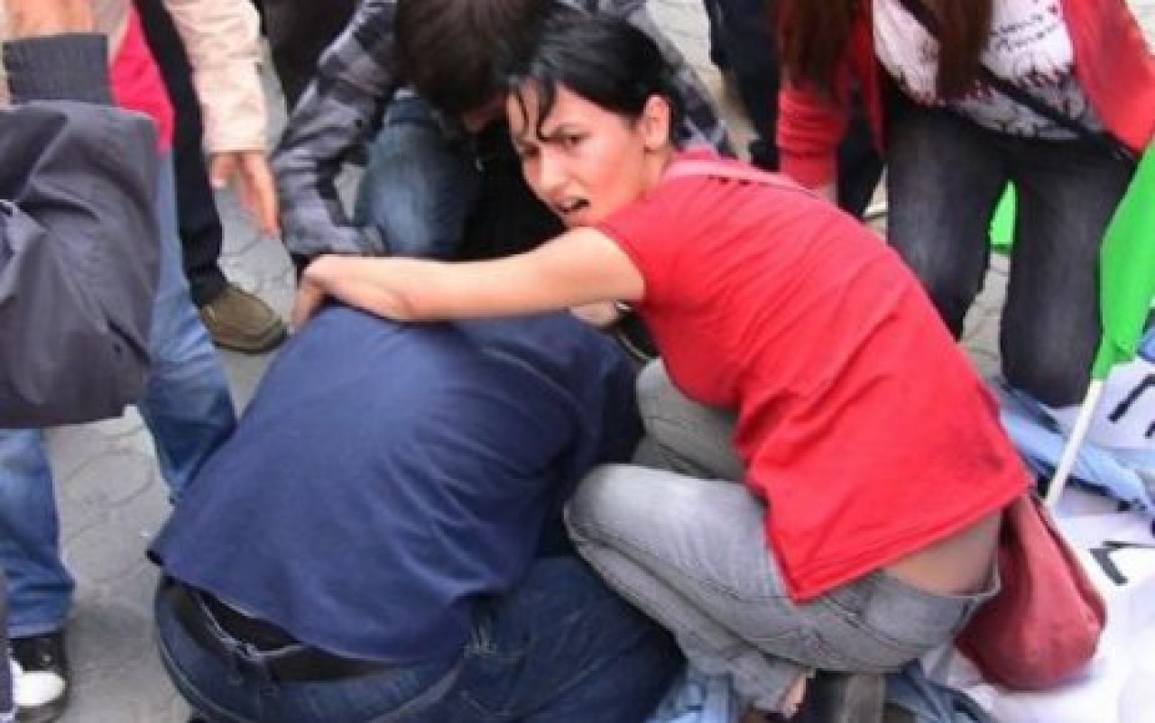 AKP'liler yumurta atan öğrencilere saldırdı