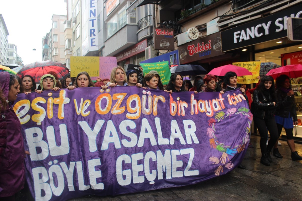 Kadına soy adı yok!