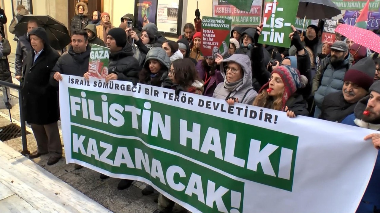 Filistin'e destek için Kadıköy'de insan zinciri