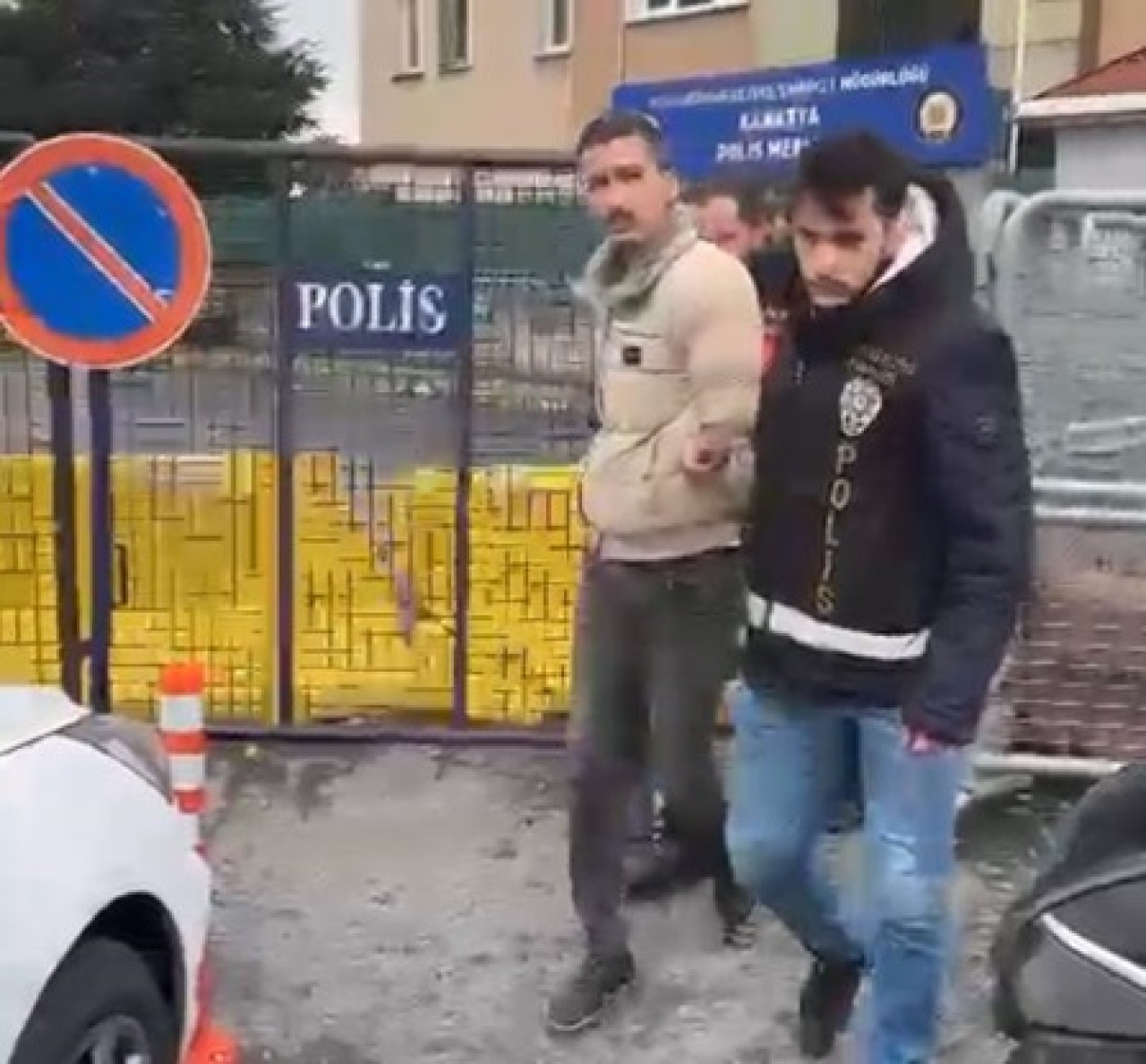 Sen ne biçim ağabeysin!