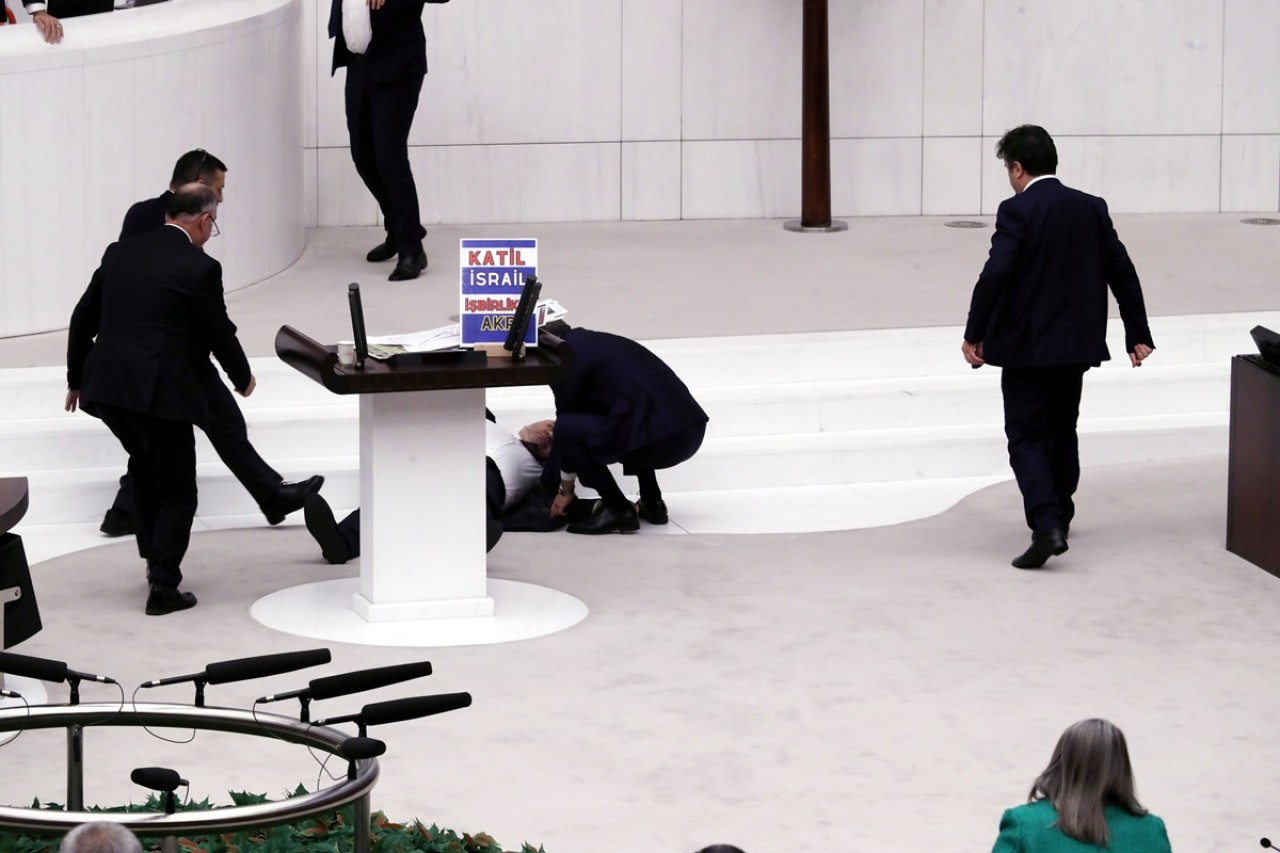 Bir anda yere düştü!