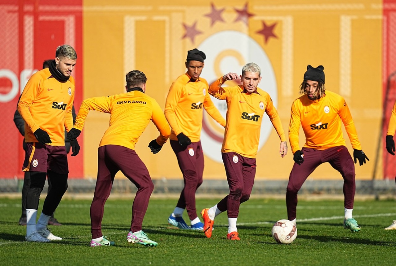 Aslan kendi evinde sahada