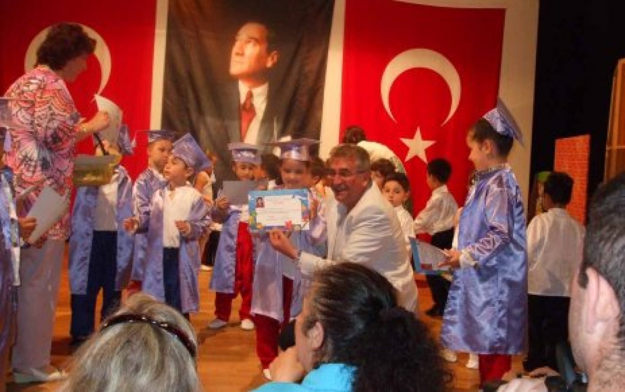 ÇATALCA BELEDİYE KREŞİNDEN YILSONU GÖSTERİSİ