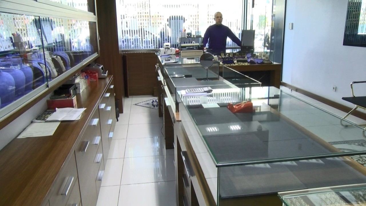 2 dakikada 13 milyon lira çaldılar!