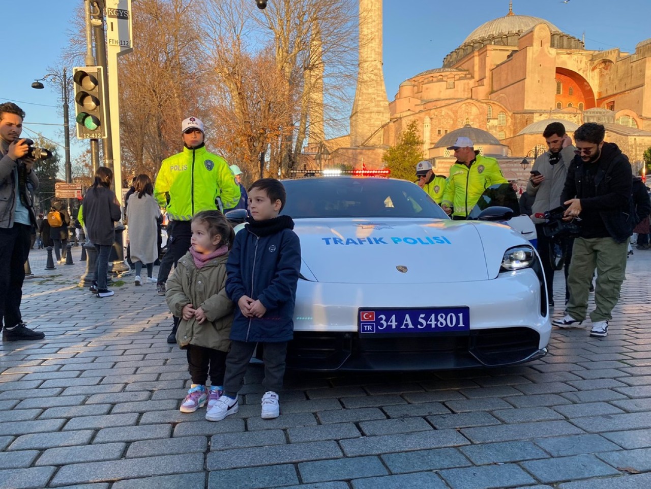 Lüks araçlar yoğun ilgi çekti