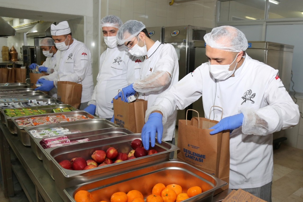 Öğrencilere beslenme çantası
