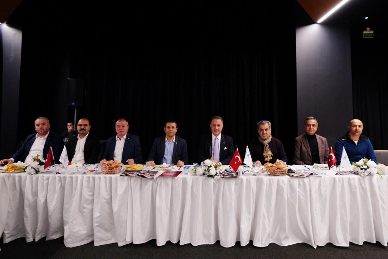 GAZETECİLERİ AĞIRLADI