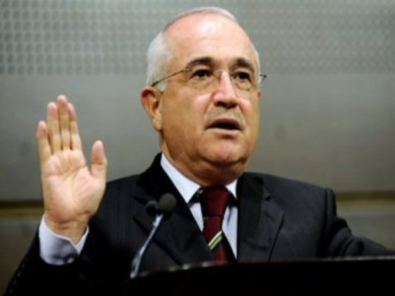 'Bu siyaset denen zıkkımın seyir secdesi yok'