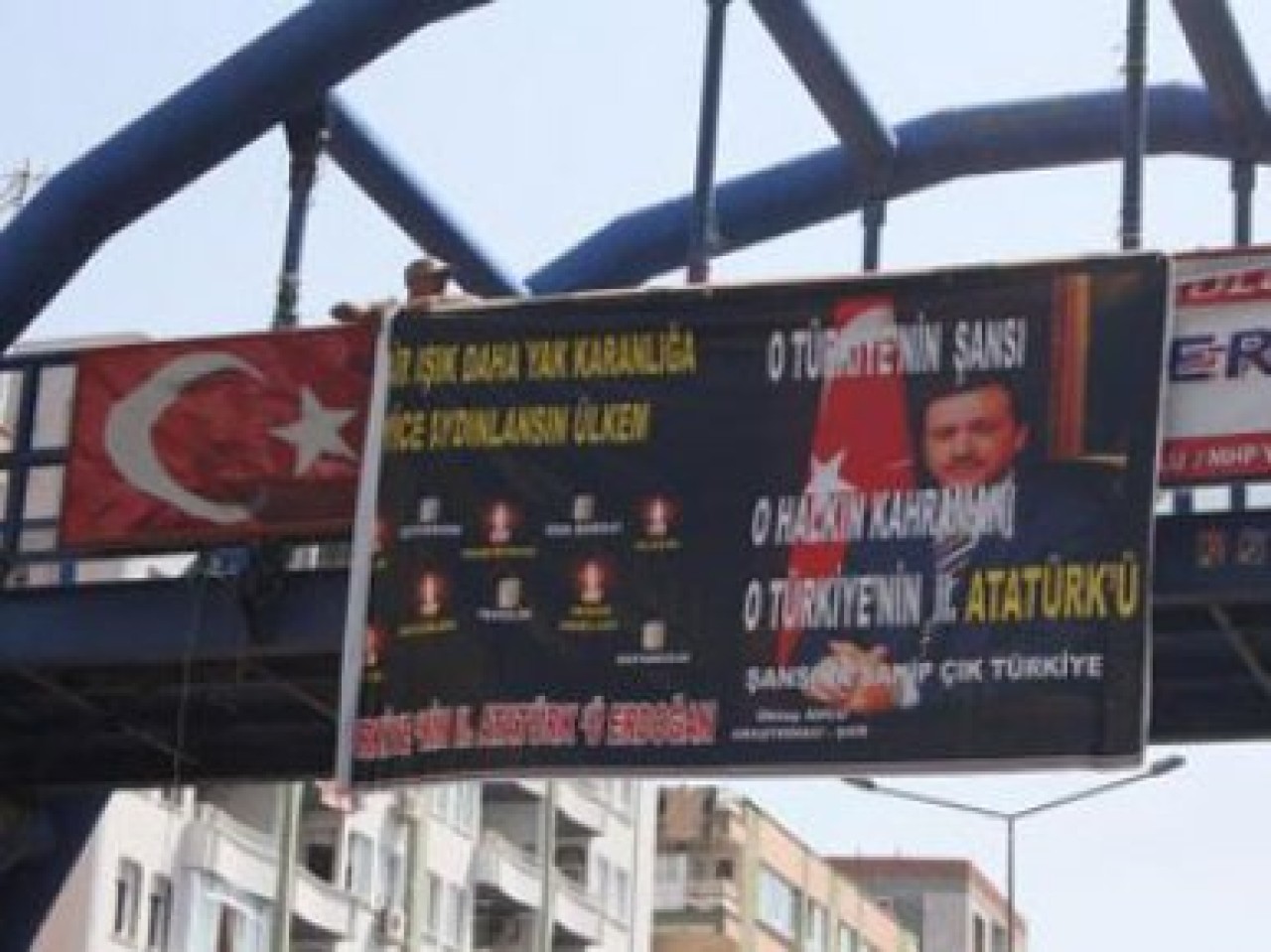 Erdoğan’ı 2’inci Atatürk olarak gösteren dev afiş...