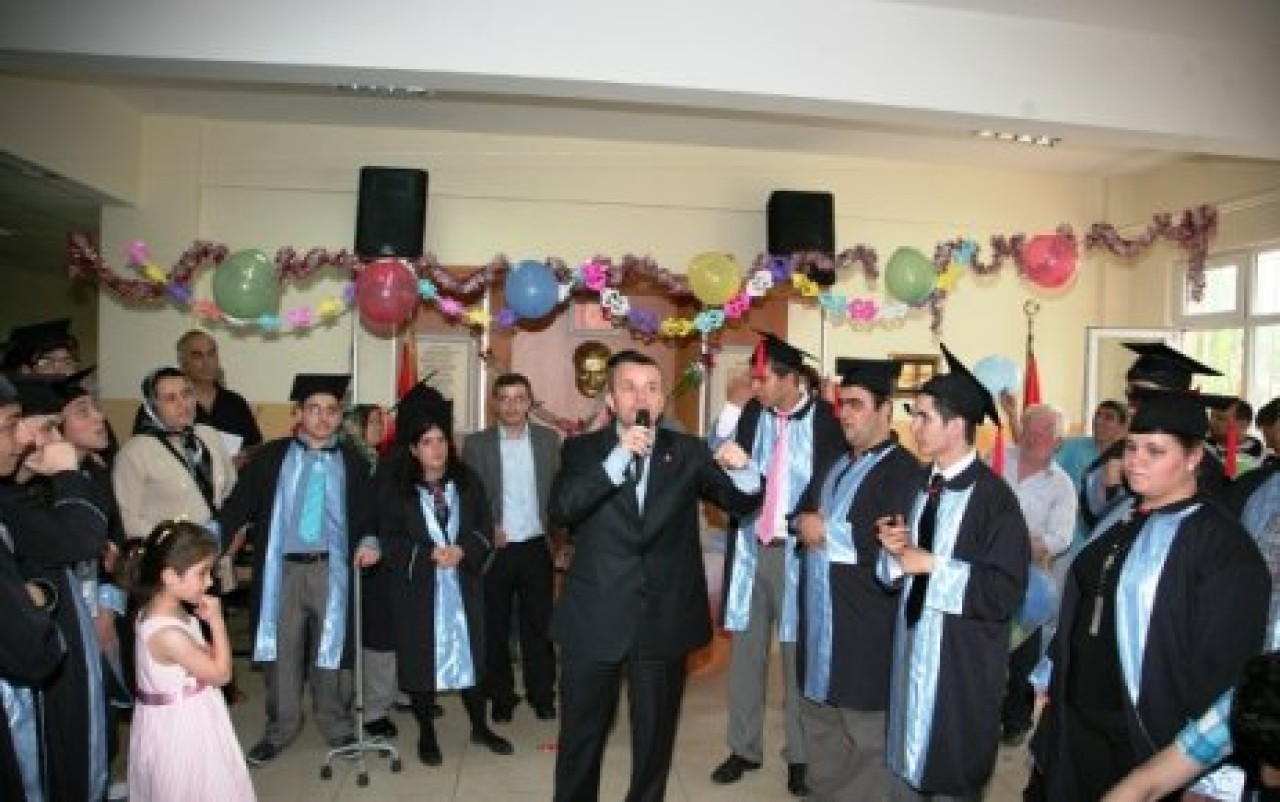 Mezuniyetlerinde engel tanımadılar