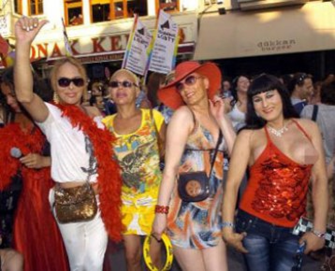 Taksim'de 2. Trans Onur Yürüyüşü