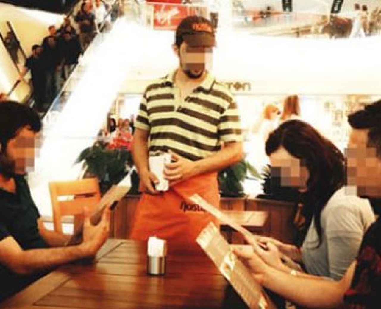 Fotoğraftaki polis sizce hangisi?