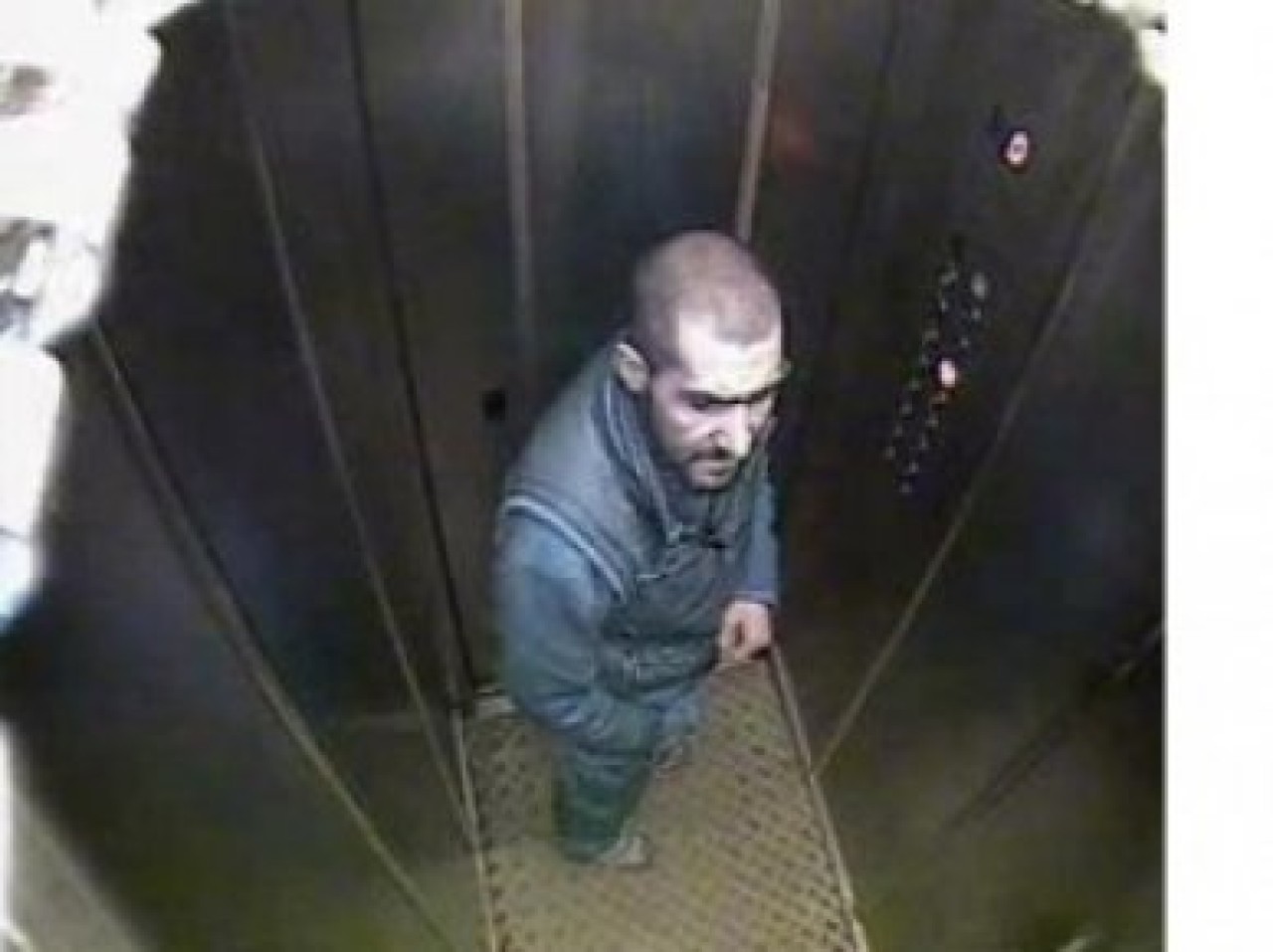 Hırsız asansördeki gizli kameraya yakalandı