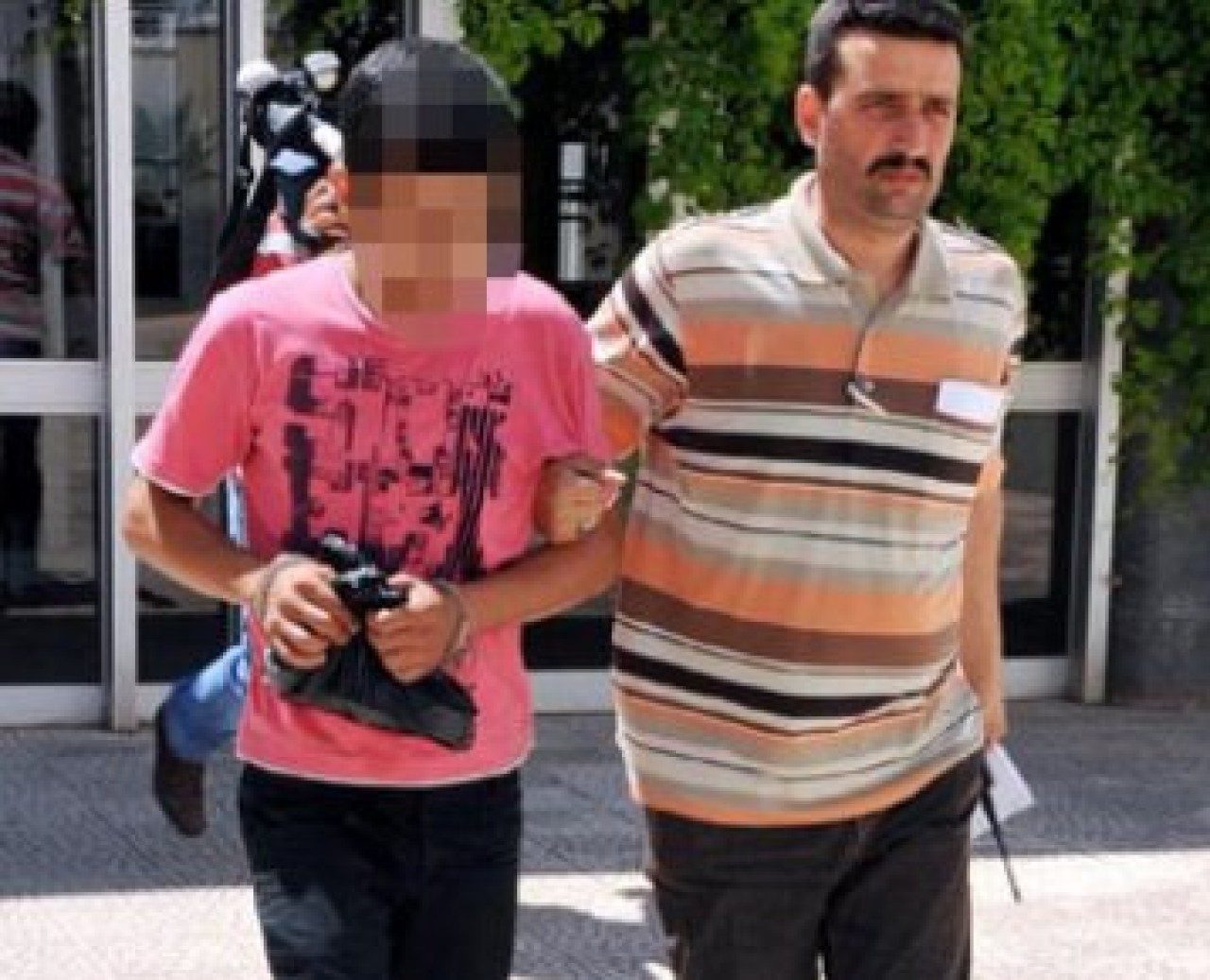 Küçük kızı onlarca erkeğe pazarlamış