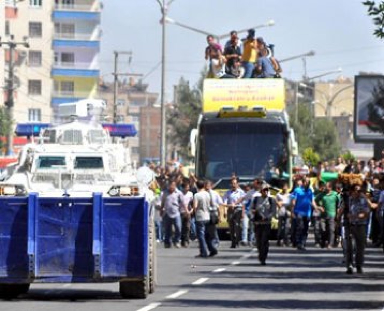 Yurtta Hatip Dicle'ye veto gerginliği