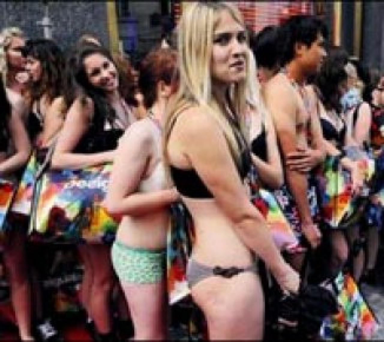 Çıplak gel, bedava giyin