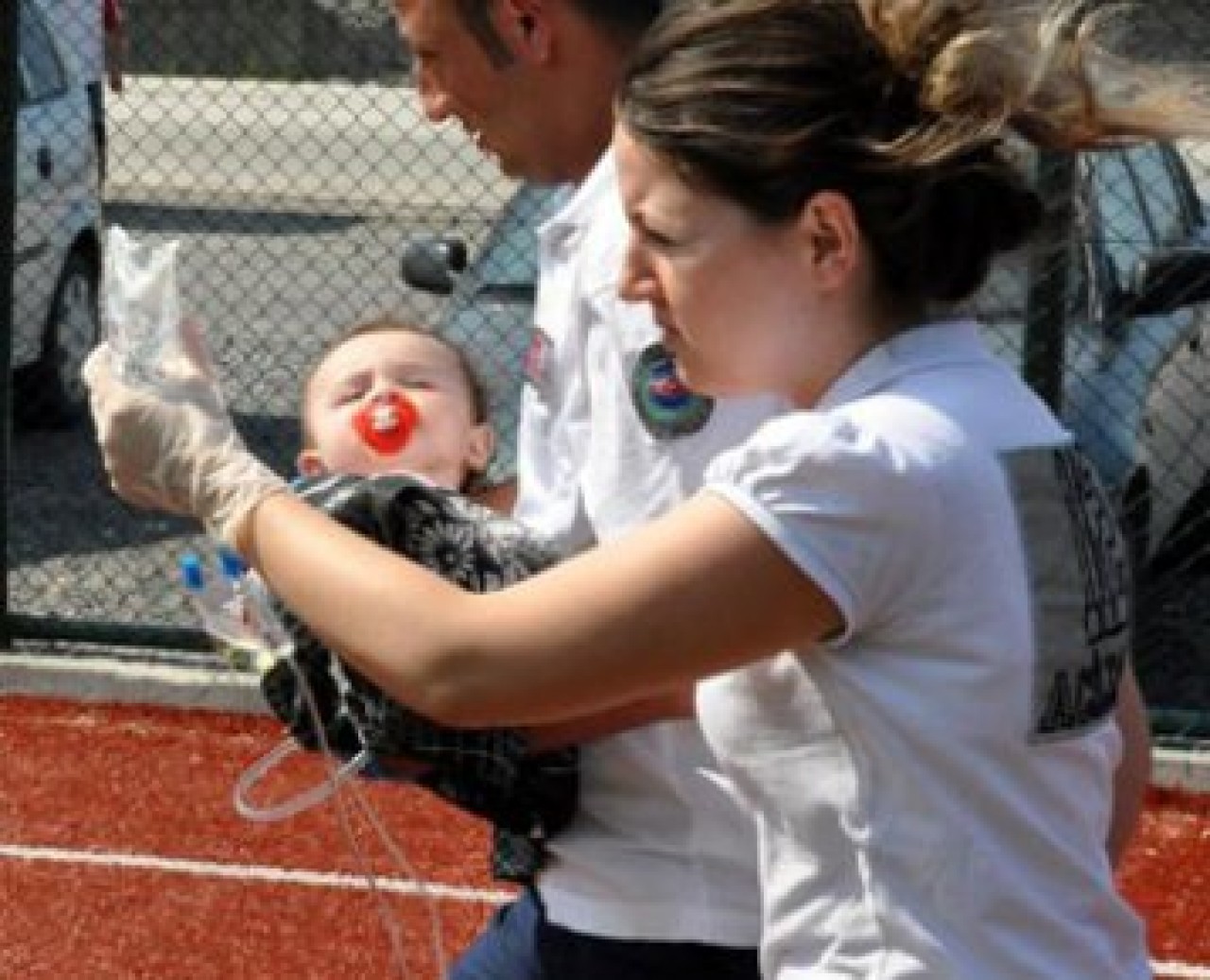 Masanın örtüsünü çekince...