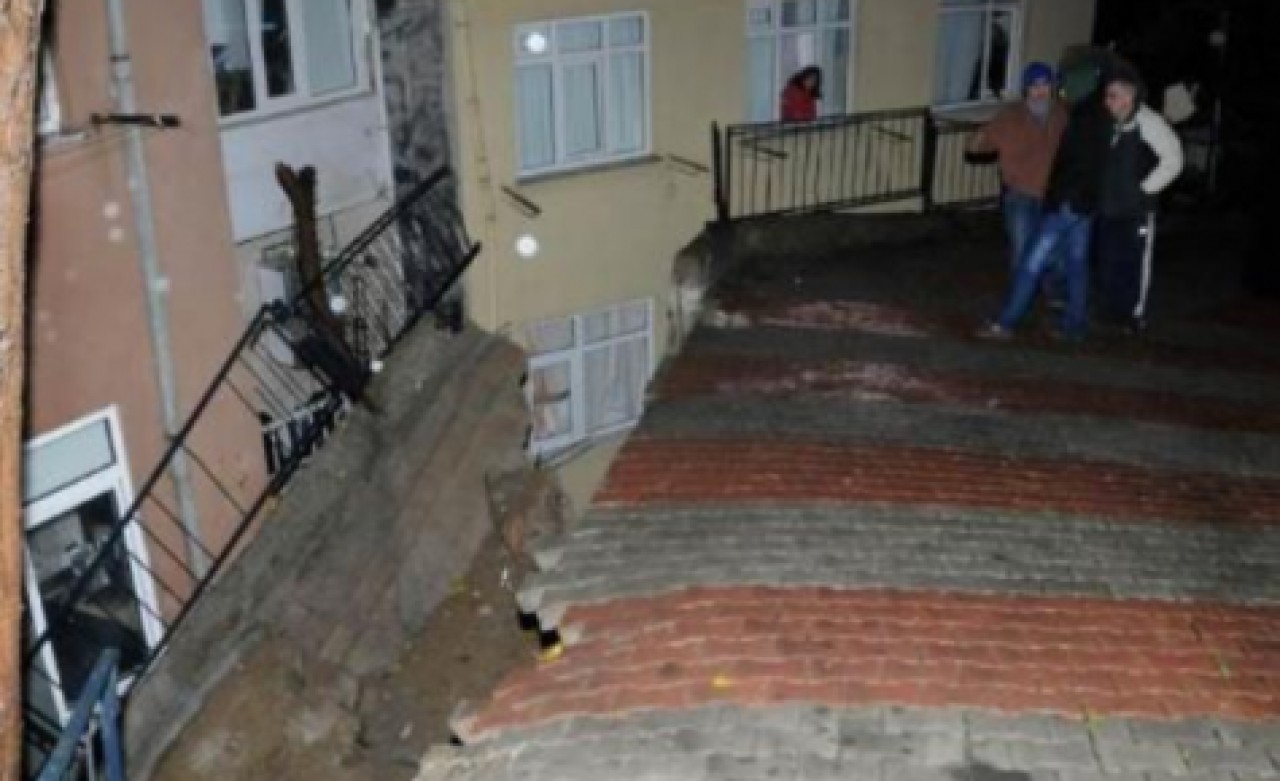 Sağanak yağış sonucu yol koptu !