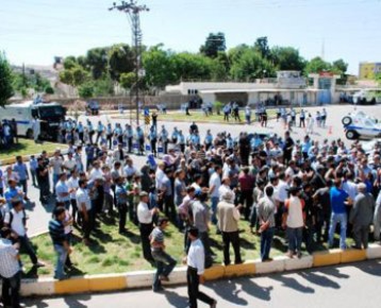 Cezaevi önünde Hatip Dicle protestosu