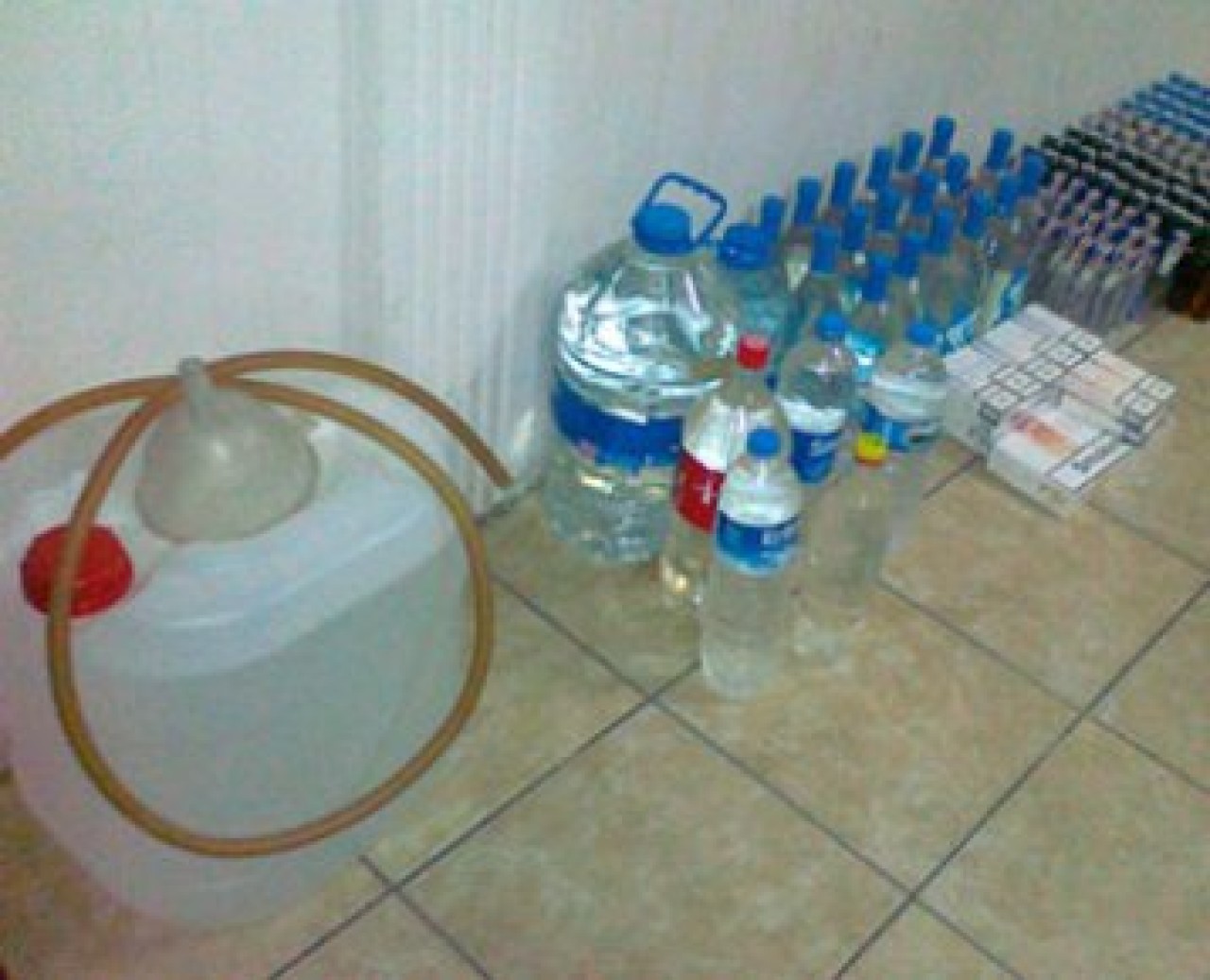 Halk pazarında maşrapayla içki!