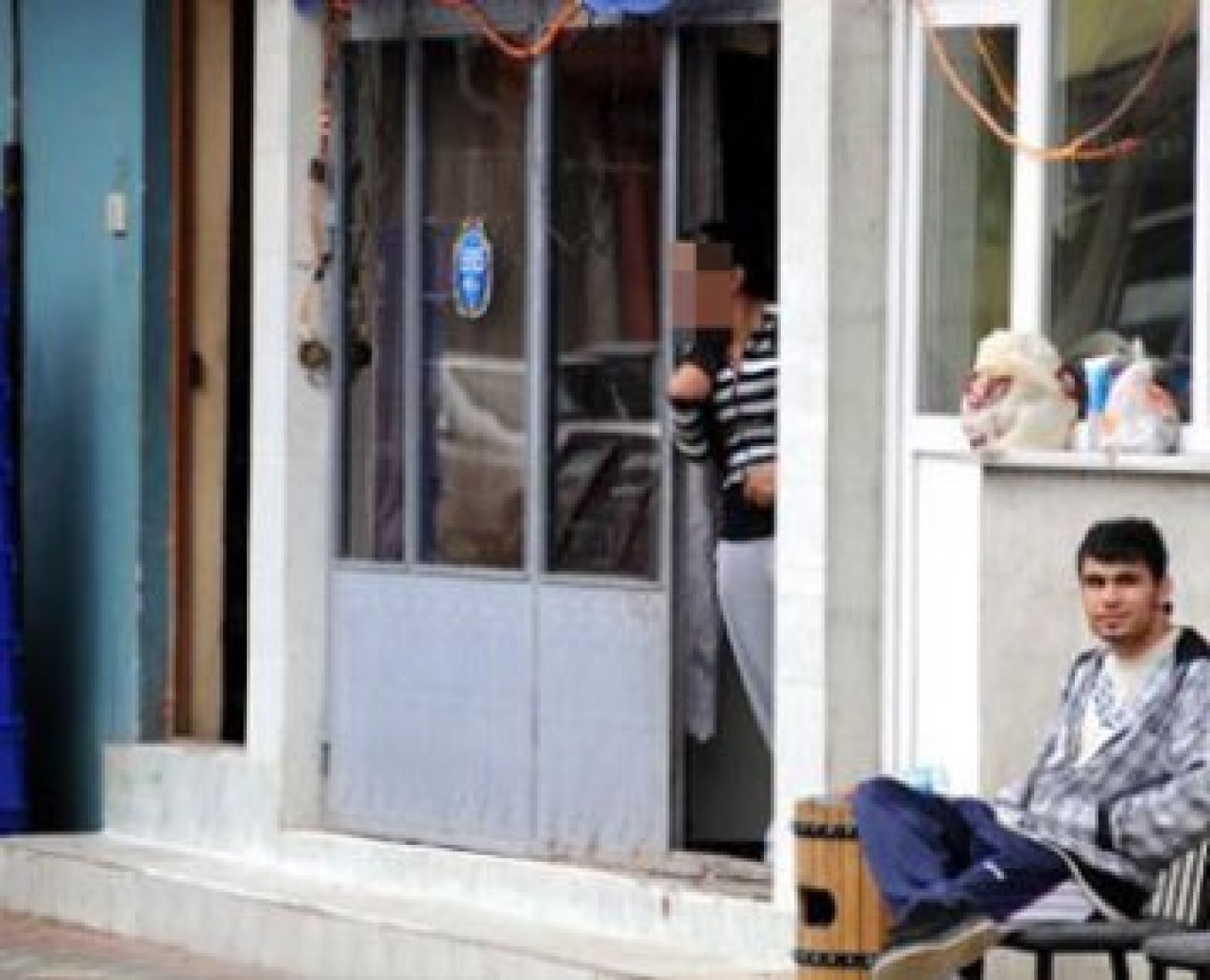 'İç çamaşırı görünüyor'