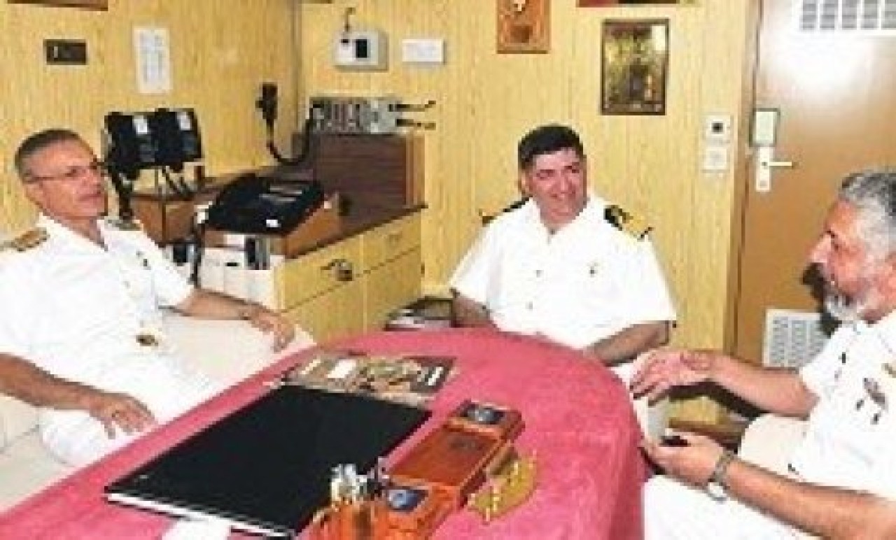 O komutan 4 gemiyle Karaçi görevinde