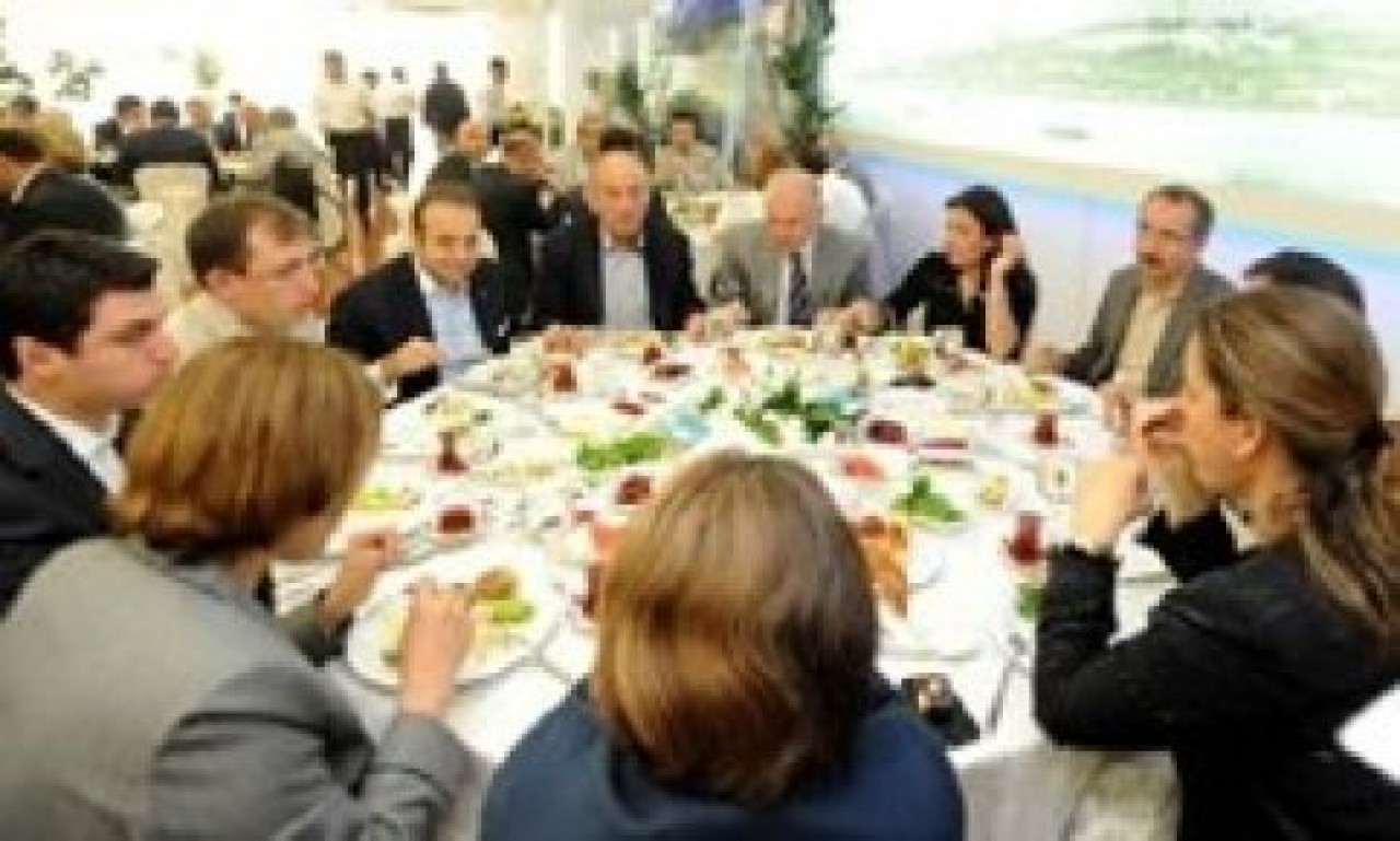 Topbaş'tan AK Partili vekillere kahvaltı