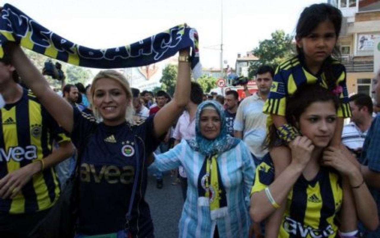 Taraftarlar stadın önünde toplandı