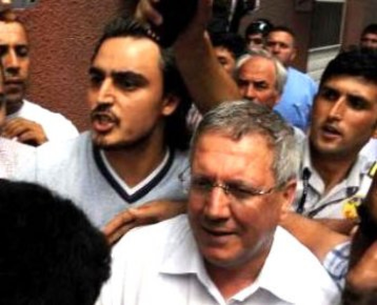 Aziz Yıldırım'ın avukatları gazetecilerle tartıştı