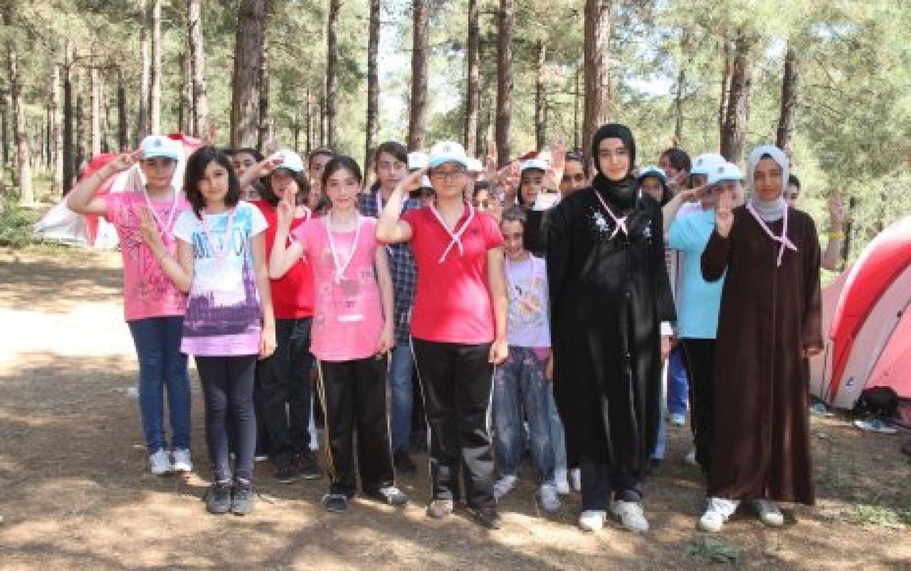 İzci çocuklar kampta