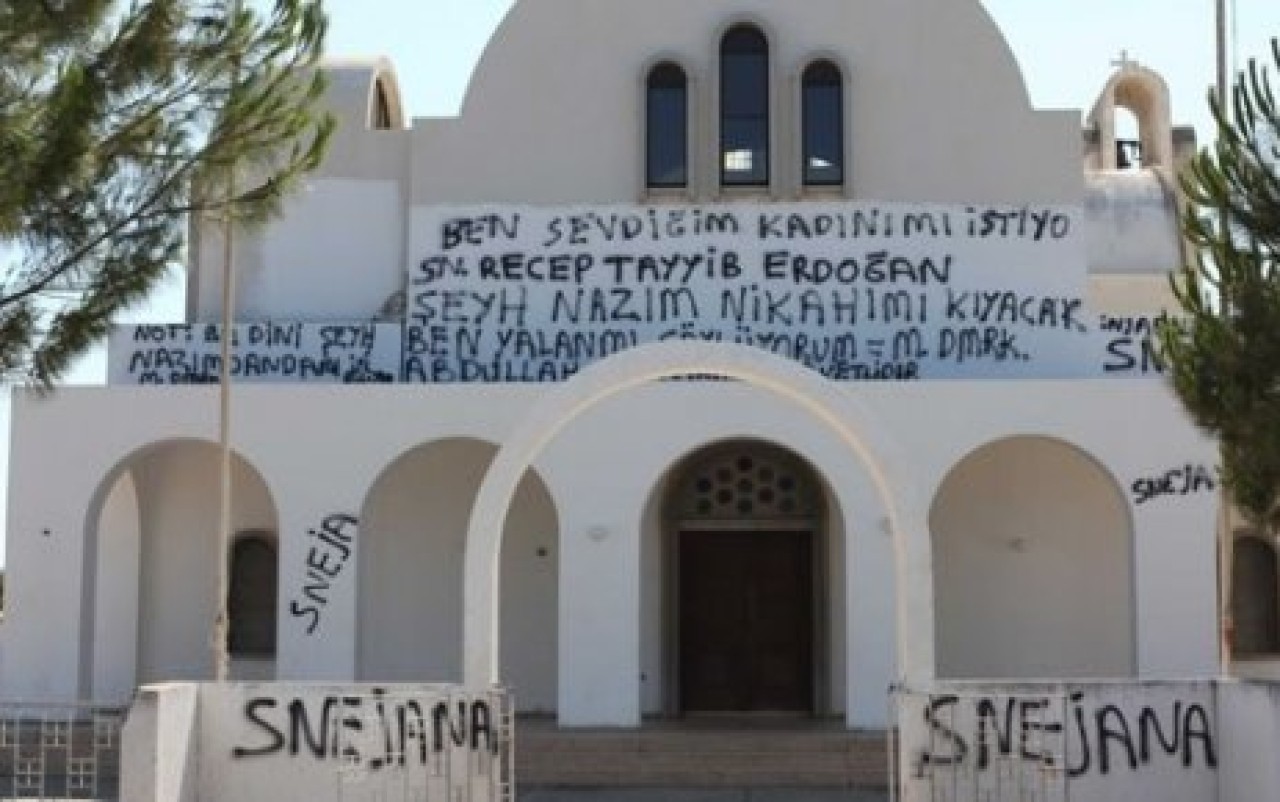 İmam aşkını camiye yazdı