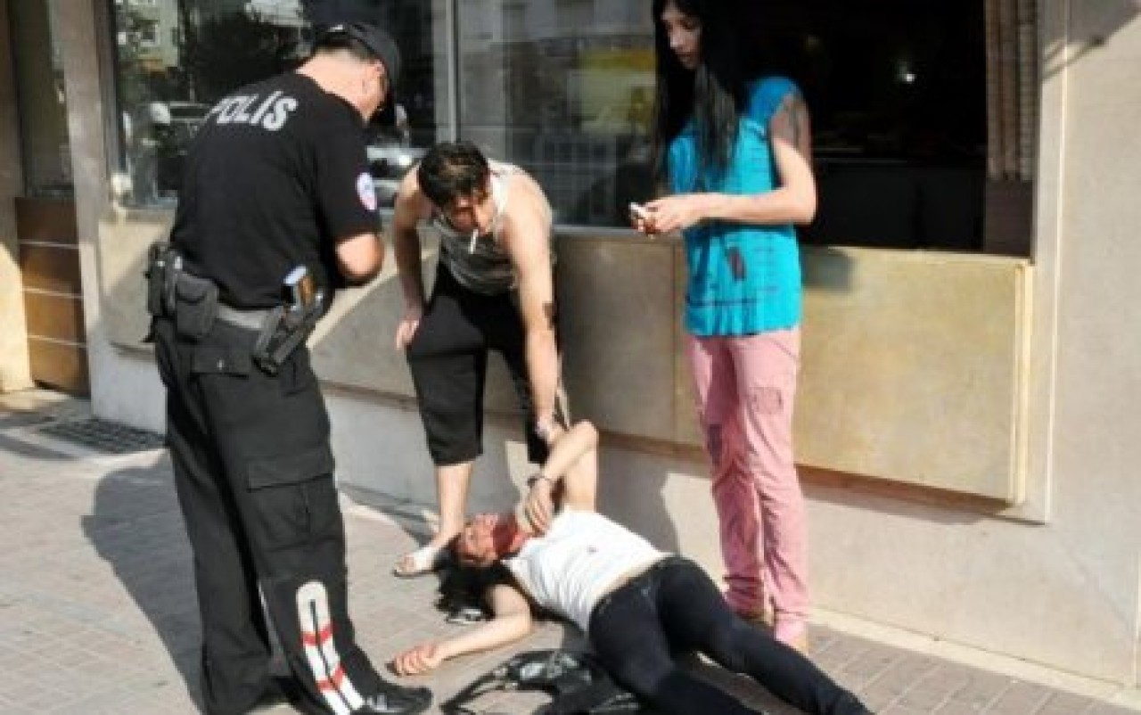 Travestilere linç girişimi