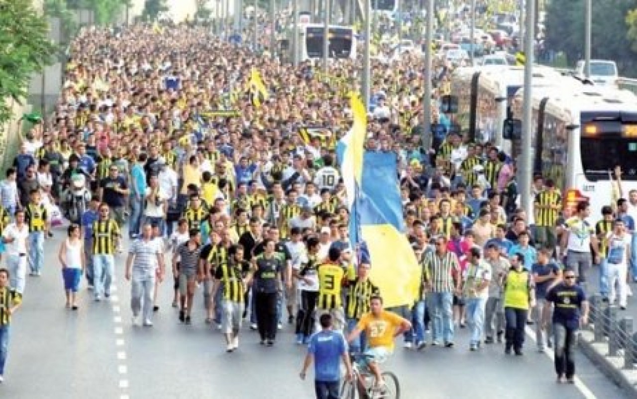 Fenerbahçeliler ayağa kalktı