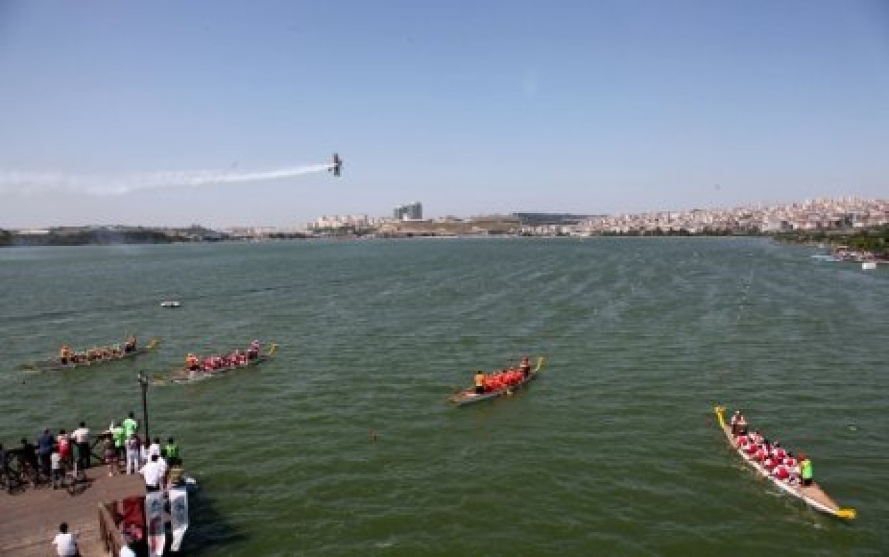 Festival göle aktı