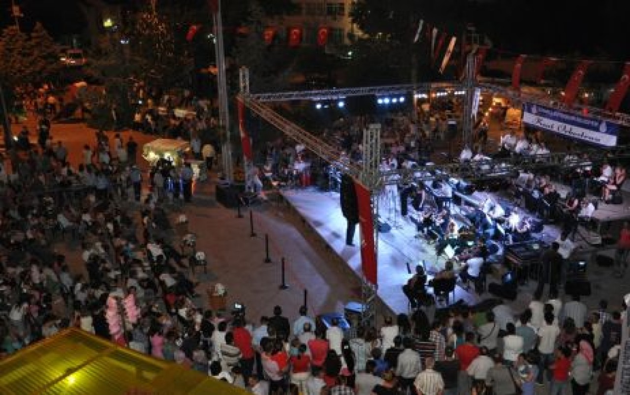 ERGUVAN FESTİVALİNDE; SÖYLEŞİ, TİYATRO VE DEV KADROSUYLA ORKESTRA