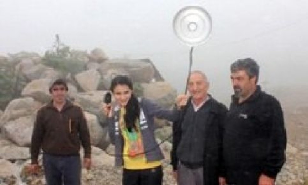 Yaylada çekmeyen cep telefonuna tencere kapaklı çözüm