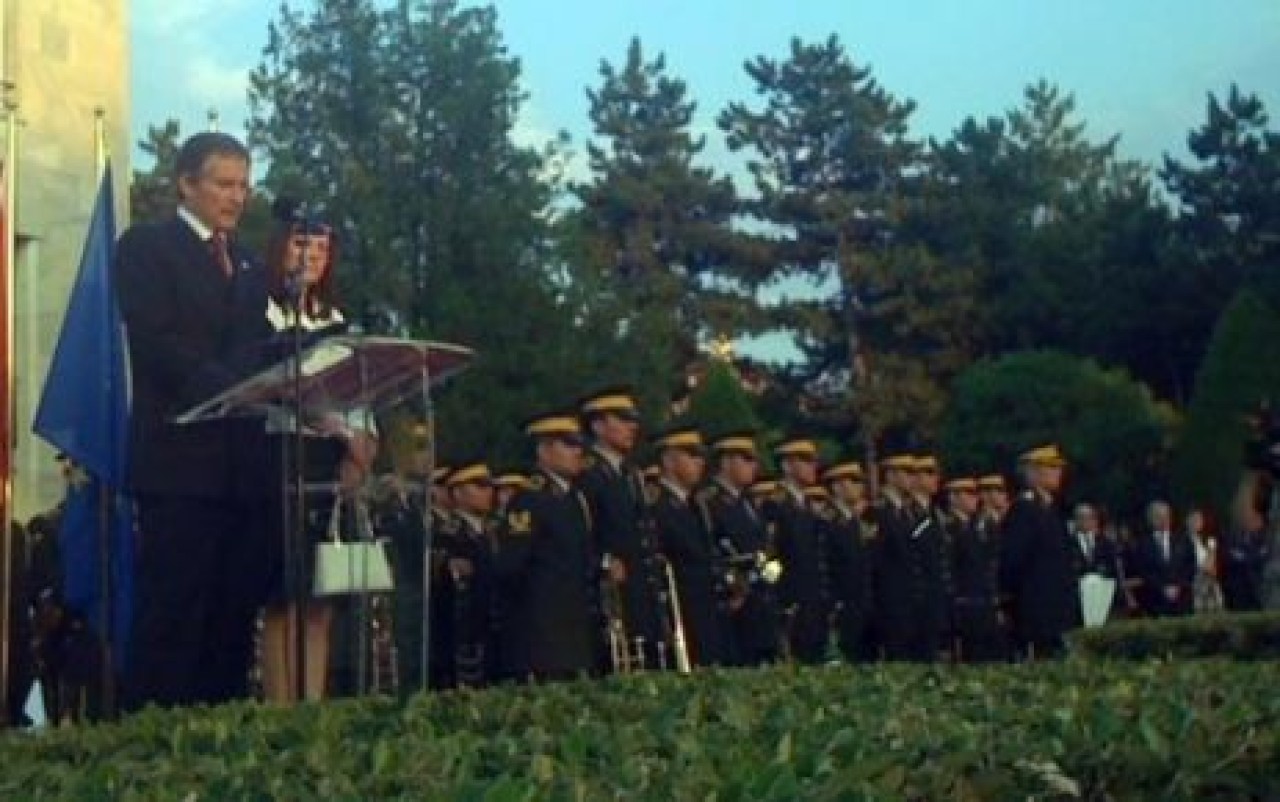 Fransa Büyükelçisi’nden şehitlere saygı duruşu