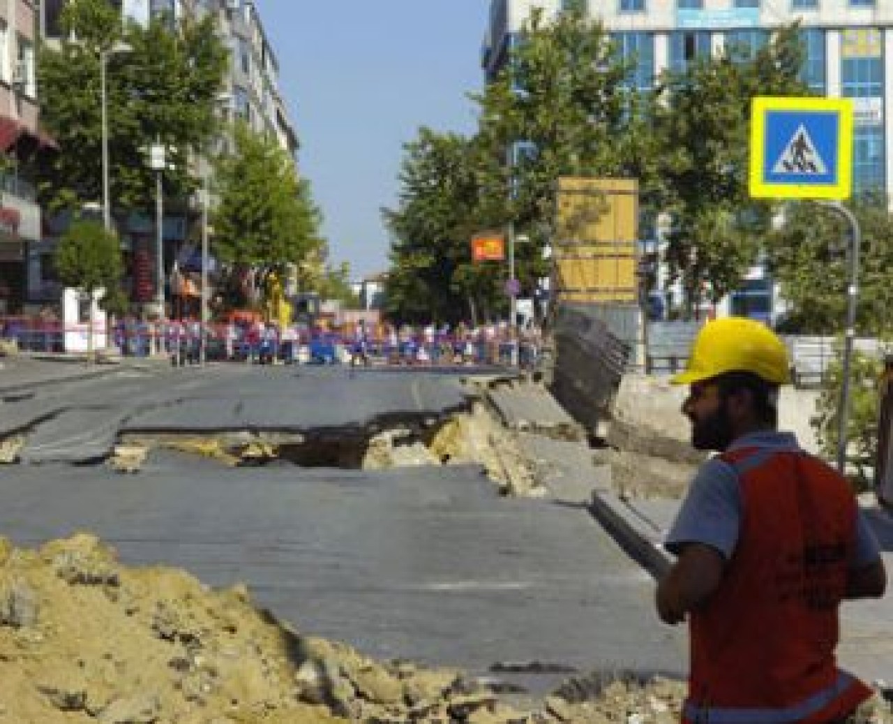 Avcılar'da ana cadde çöktü