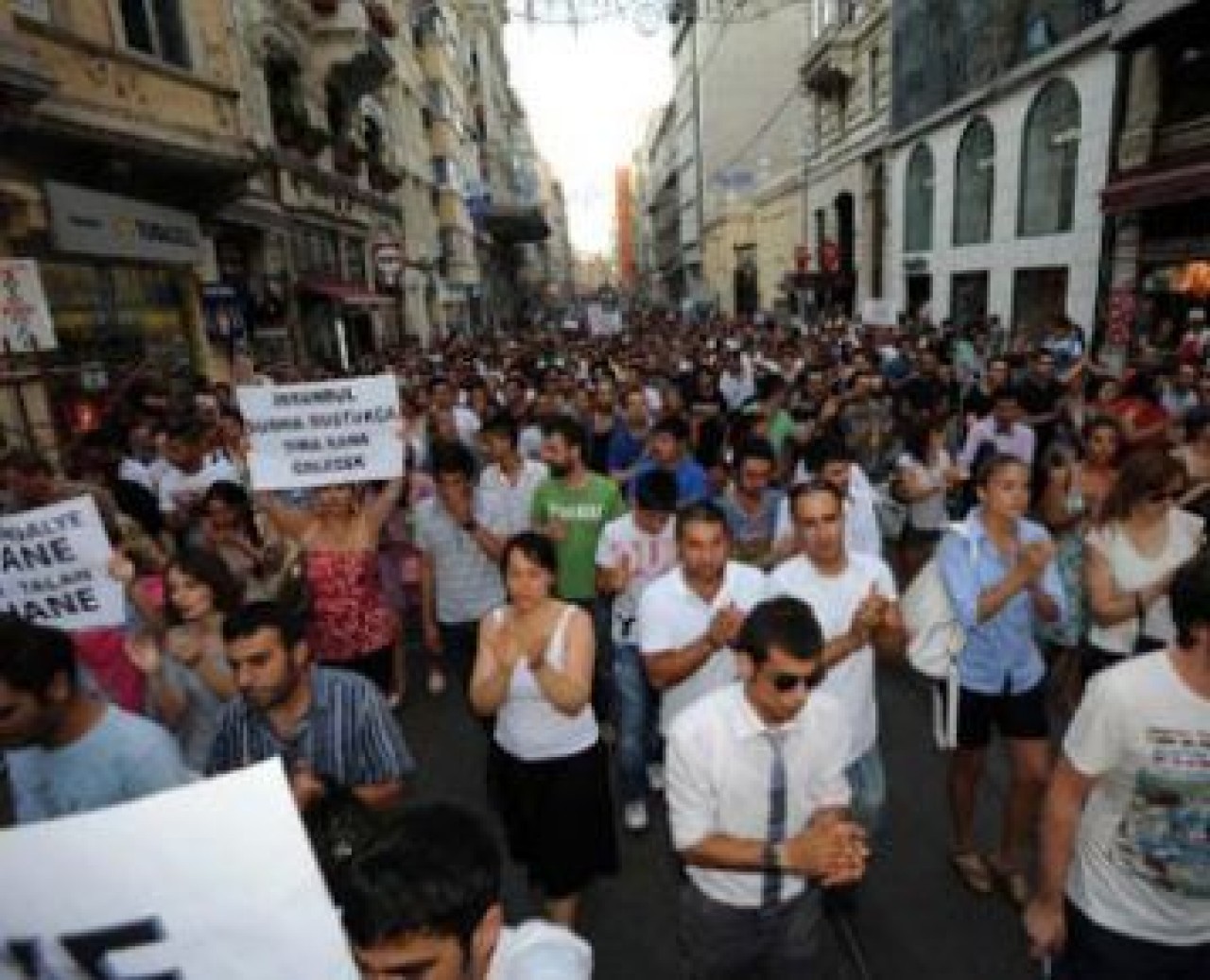 Beyoğlu esnafından 'masa' eylemi