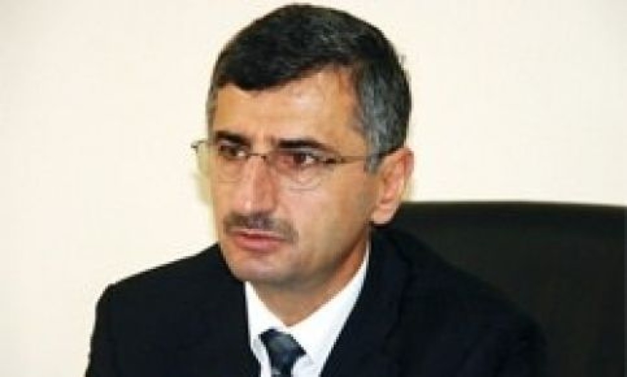 Erkeksen git adamı döv