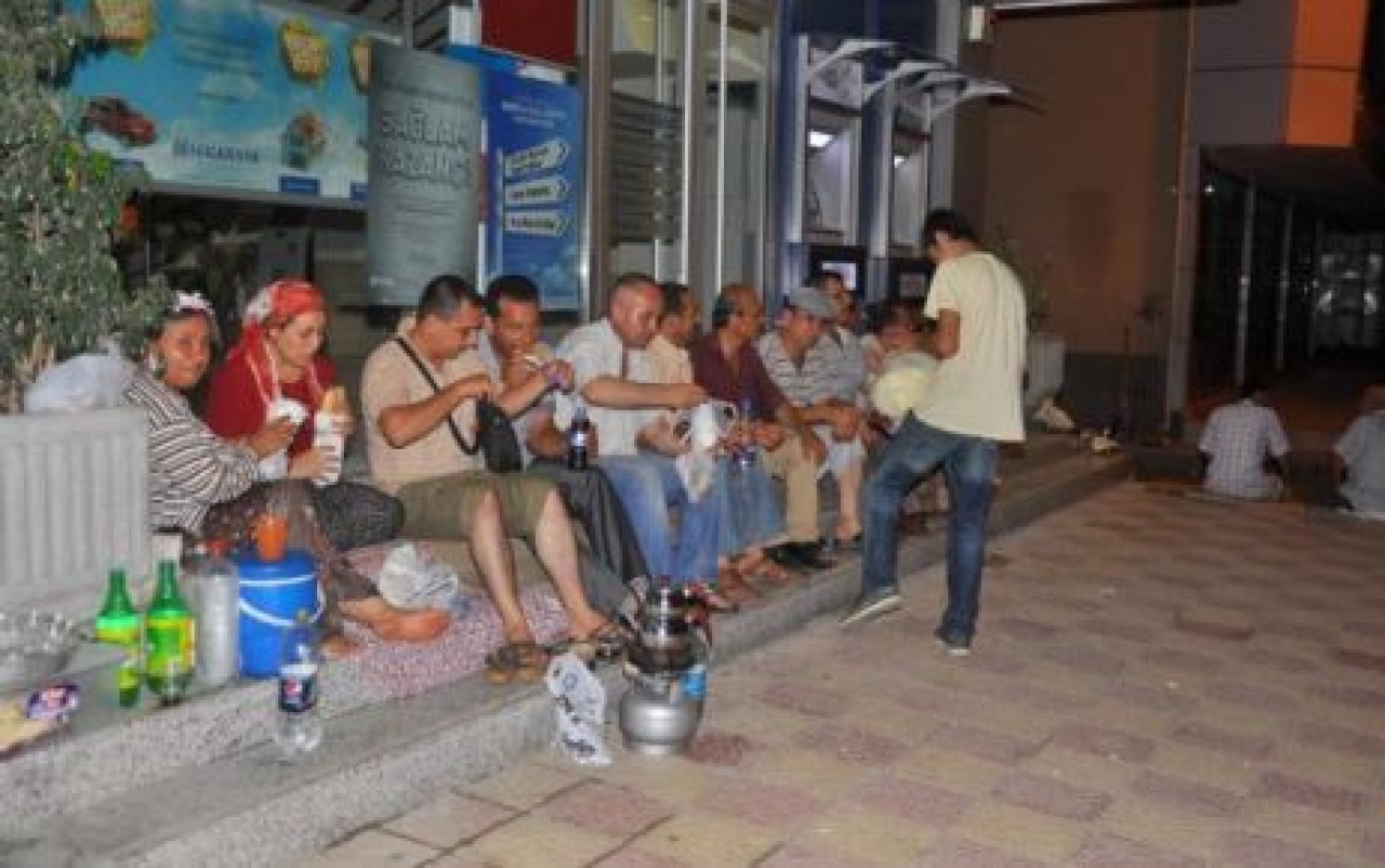 TOKİ konut satışı için kuyrukta sahur yaptılar ama...
