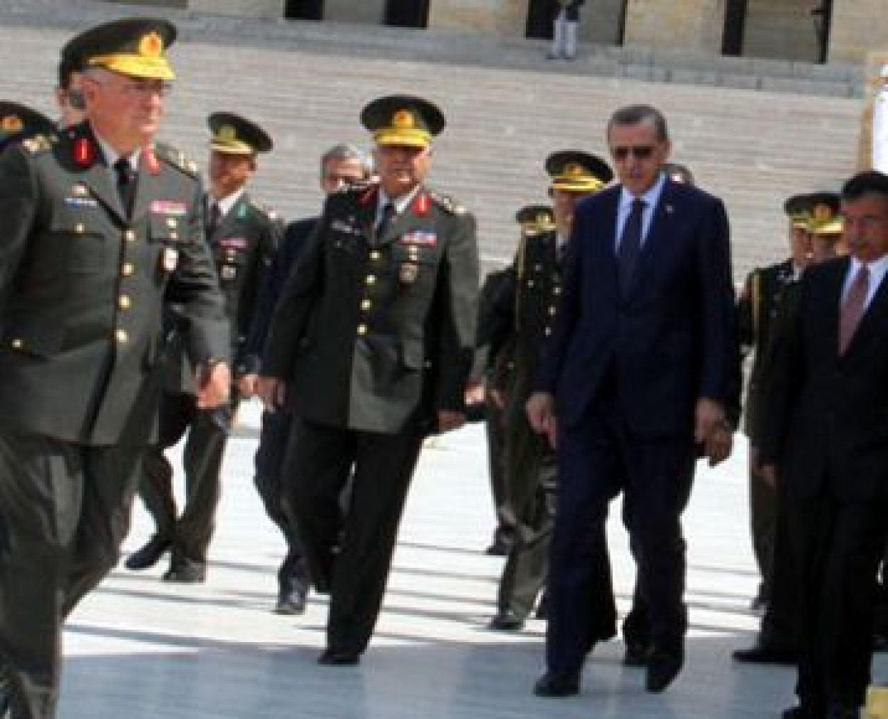 'Askerin kanatları daha da kırpılmalı'