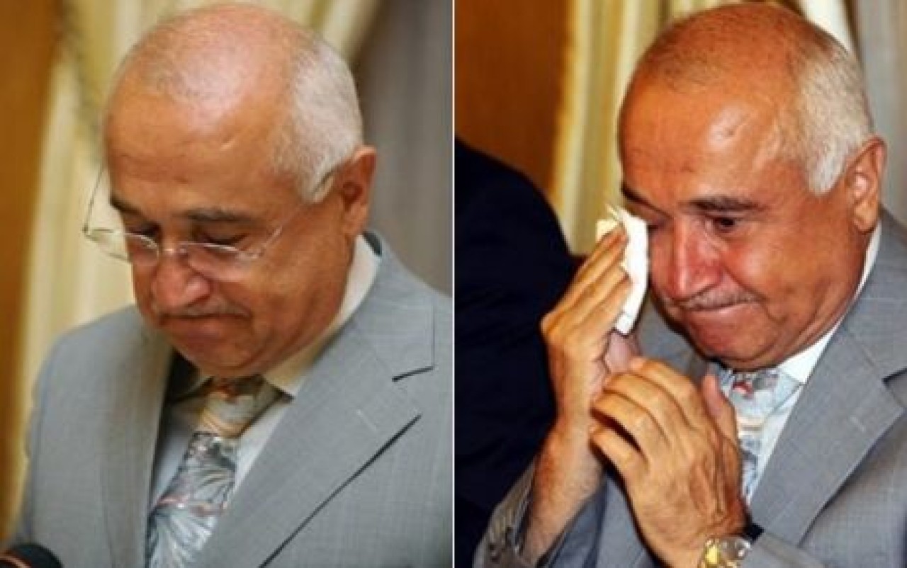 Gözyaşlarını tutamadı.