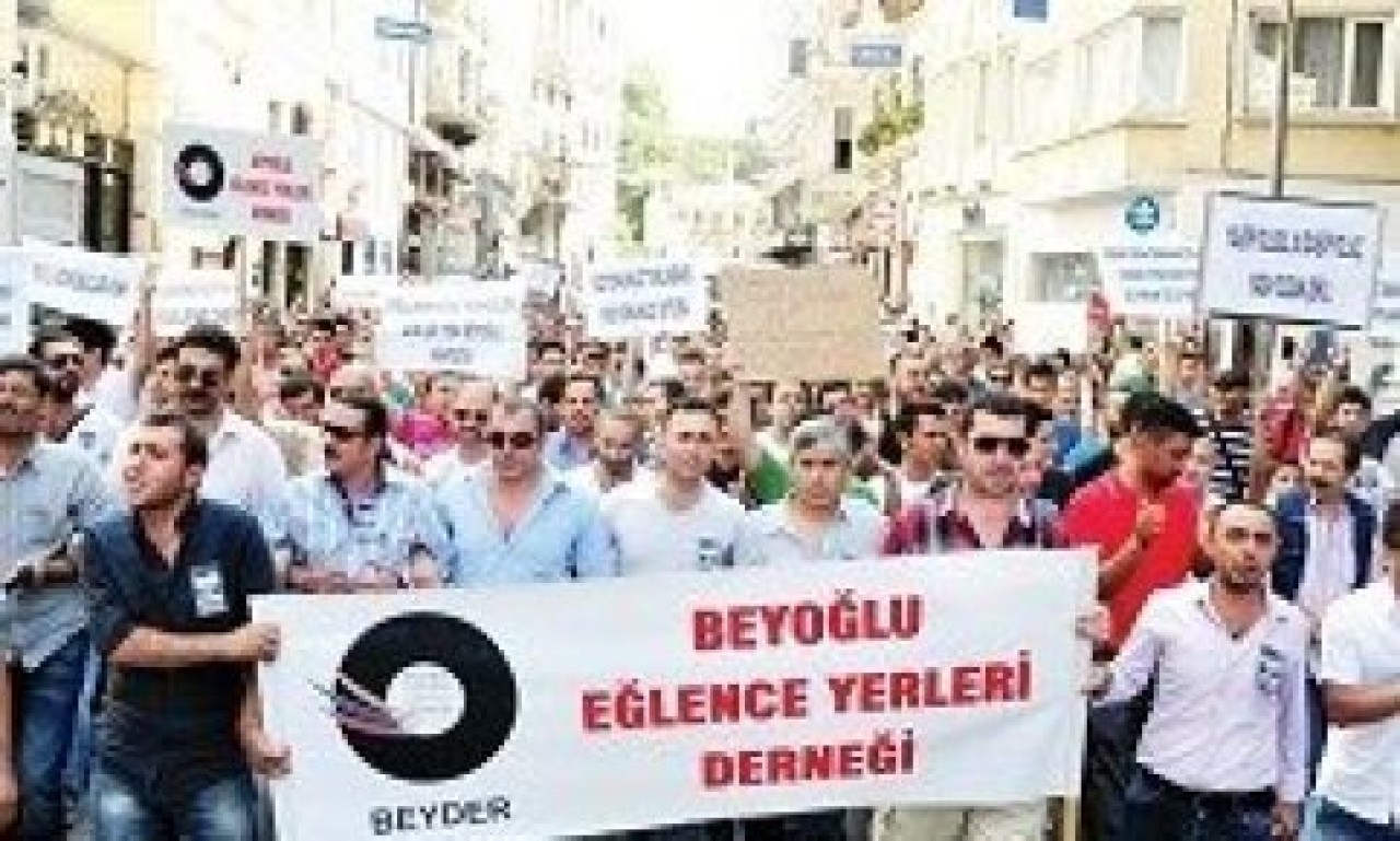 Esnaf ayakta zabıta masa avında