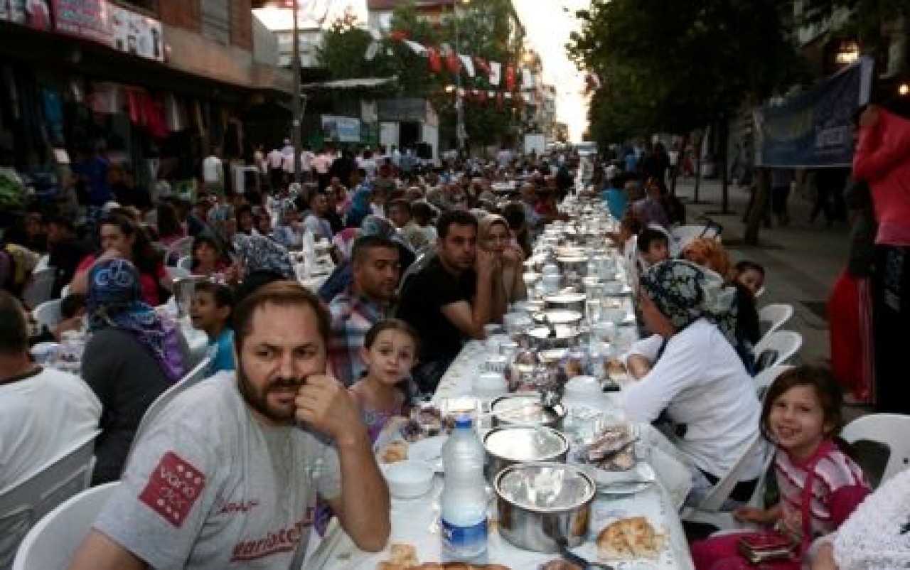 Sokak iftarlarına Esenyurt’ta yoğun ilgi